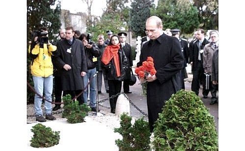У могилы Веры Оболенской на русском кладбище в Сент-Женевьев‑де-Буа под Парижем.
