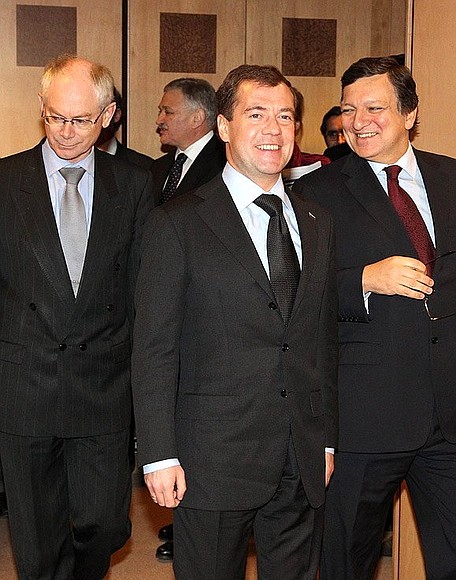 С Председателем Европейского совета Херманом Ван Ромпёем (слева) и Председателем Еврокомиссии Жозе Мануэлом Баррозу.