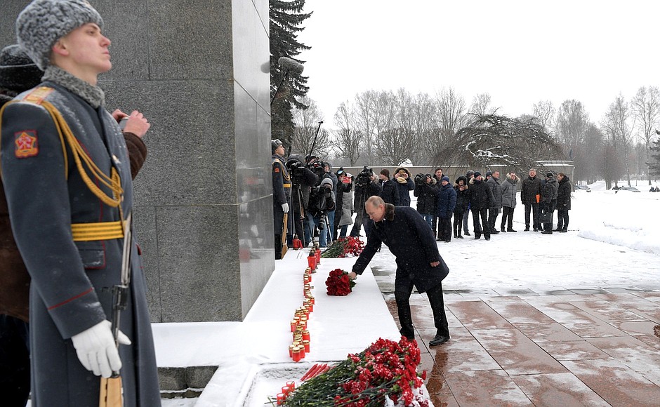 Во время посещения Пискарёвского мемориального кладбища Владимир Путин возложил цветы к монументу «Мать-Родина».