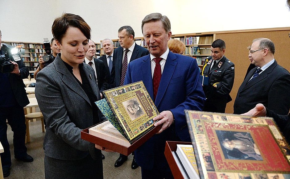 Руководитель Администрации Президента Сергей Иванов в Центральной городской библиотеке Выборга.