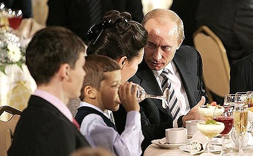 На церемонии открытия Года семьи в России. С членами семьи Бублиенко – Никитой, Алексеем, Ларисой Владимировной.