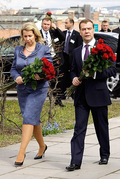 Dmitry and Svetlana Medvedev laid flowers at the monument to Norway’s resistance fighters in the Akershus Castle.