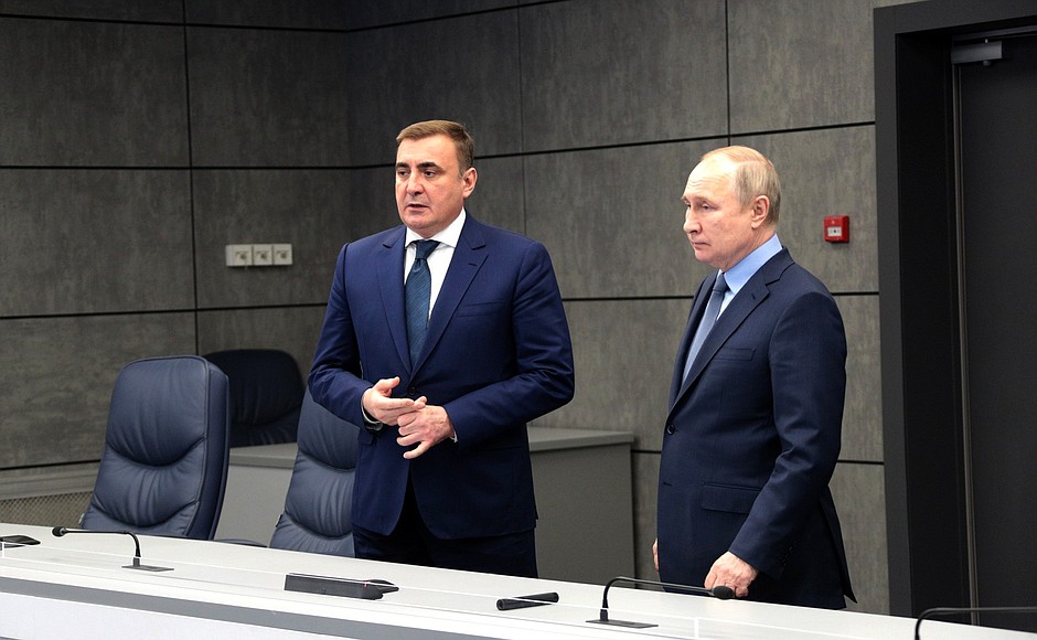 В сопровождении губернатора Тульской области Алексея Дюмина глава государства ознакомился с работой Ситуационного центра региона.