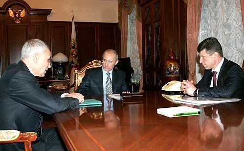 С полномочным представителем Президента в Южном федеральном округе Григорием Рапотой (слева) и Министром регионального развития Дмитрием Козаком.
