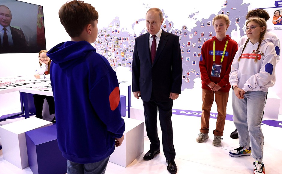 Владимир Путин ознакомился с деятельностью ключевых проектов молодёжной политики, представленных на площадке Дома молодёжи в ЦВЗ «Манеж».