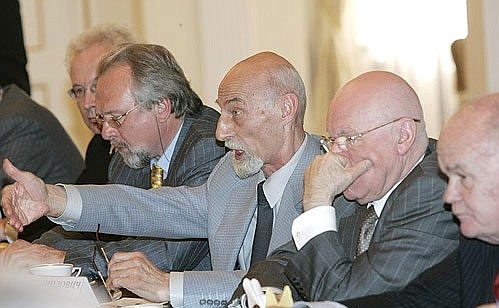 Встреча с членами Совета Общественной палаты. Справа налево: Евгений Велихов, Лео Бокерия, Вячеслав Глазычев, Павел Гусев, Владимир Захаров.