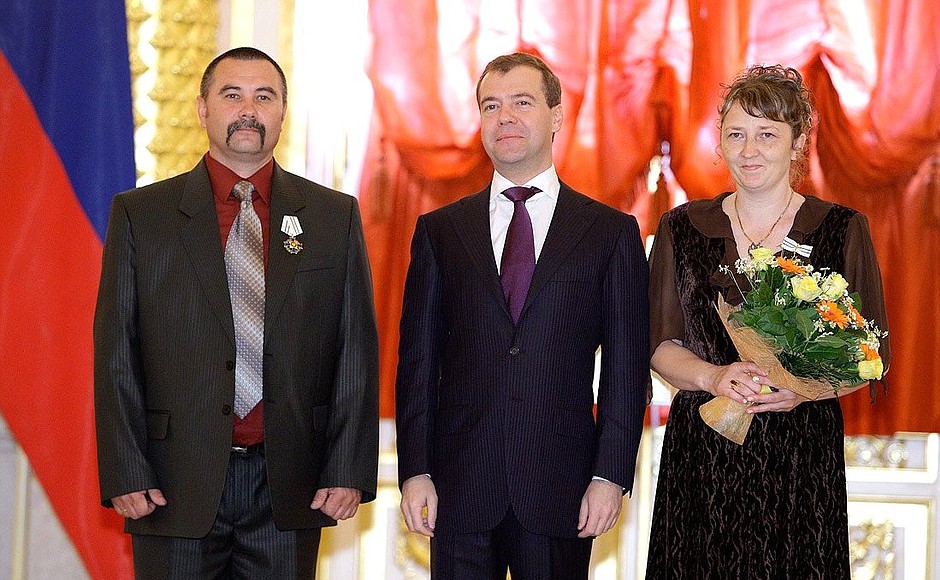 Konstantin and Svetlana Rozenko receiving the Order of Parental Glory.