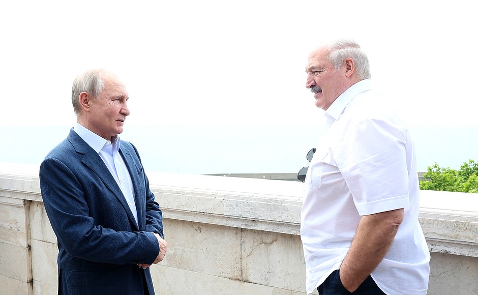 Перед началом беседы с Президентом Белоруссии Александром Лукашенко.