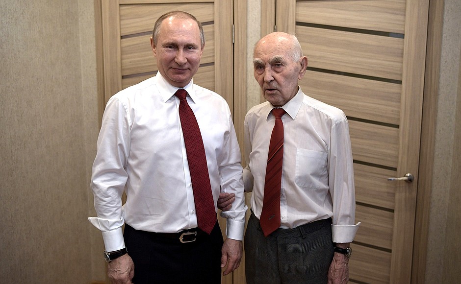 С Лазарем Лазаревичем Матвеевым, бывшим представителем КГБ СССР в ГДР, под руководством которого во второй половине 1980-х годов Владимир Путин работал в Дрездене.