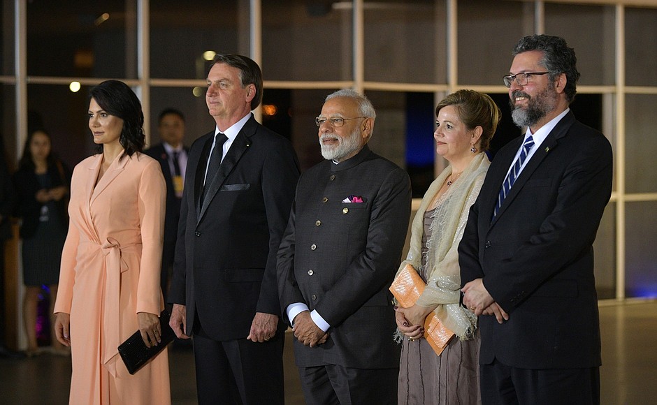 Президент Бразилии Жаир Болсонаро с супругой, Премьер-министр Индии Нарендра Моди, Министр иностранных дел Бразилии Эрнесто Араужо с супругой перед началом концерта по случаю саммита БРИКС.