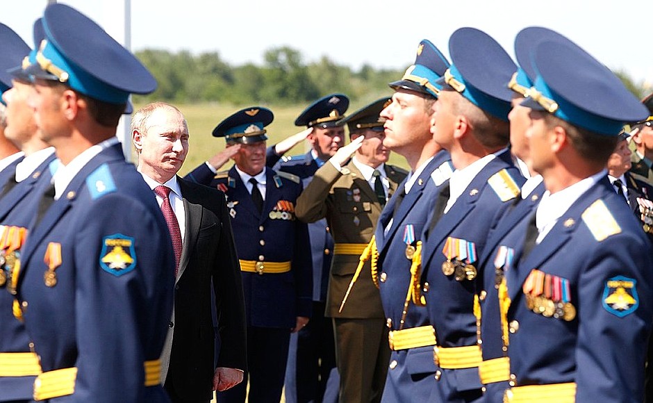 На церемонии вручения ордена Кутузова 393-й авиационной базе ВВС России.