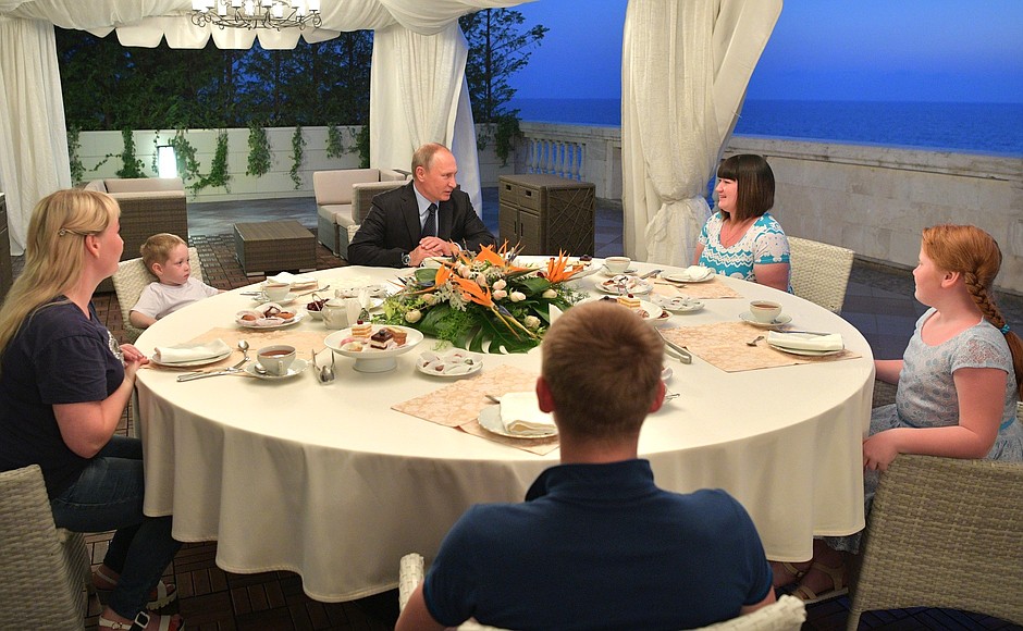 With Anastasia Votintseva and her sister and children in the Bocharov Ruchei residence.
