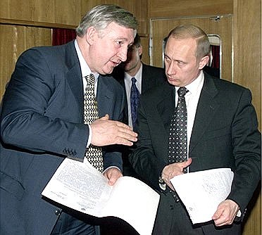 Слева Министр путей сообщения Николай Аксененко.