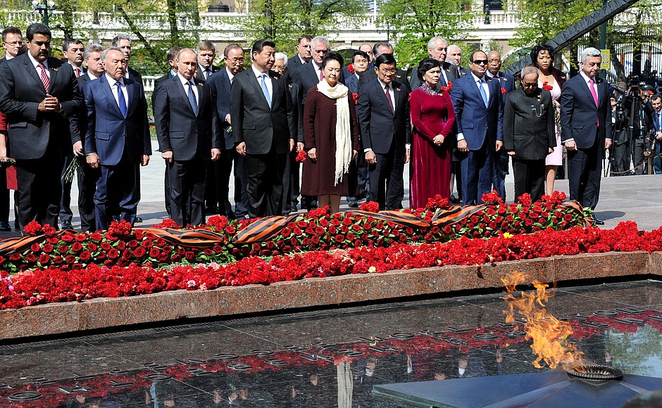 Вместе с главами иностранных государств и правительств Владимир Путин почтил память погибших в Великой Отечественной войне, возложив цветы к Могиле Неизвестного Солдата в Александровском саду.