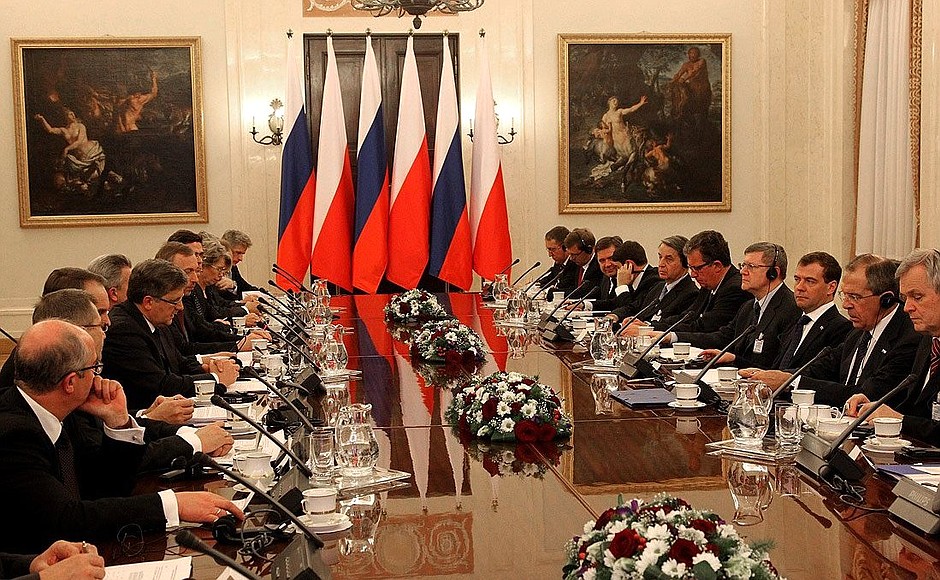 Российско-польские переговоры в расширенном составе.
