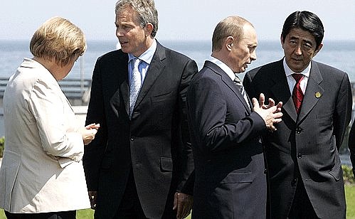 С Премьер-министром Японии Синдзо Абэ. Слева – Федеральный канцлер Германии Ангела Меркель и Премьер-министр Великобритании Энтони Блэр.