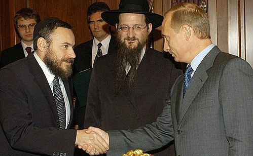С вице-президентом Федерации еврейских общин России Александром Бородой и главным раввином России Берлом Лазаром.
