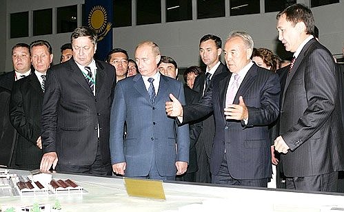 С Президентом Казахстана Нурсултаном Назарбаевым на выставке товаропроизводителей приграничных регионов Казахстана и России.