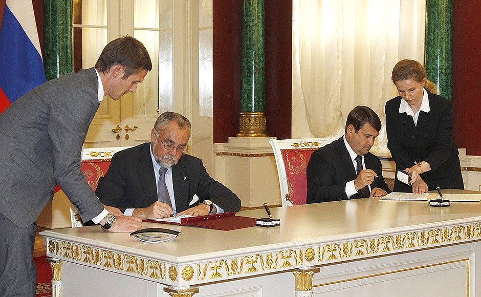 The 2011–2012 programme for the implementation of the Declaration on Partnership for Modernisation was signed in the presence of Dmitry Medvedev and Queen Margrethe II of Denmark. On Russia’s side, the document was signed by co-chairman of the bilateral intergovernmental Council for Economic Cooperation and Transport Minister Igor Levitin (right), and on Denmark’s side by Permanent State Secretary of State for Foreign Affairs and Danish co-chairman of the Council for Economic Cooperation Claus Grube.