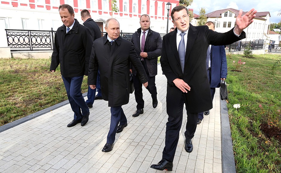 Vladimir Putin arriving in Arzamas.