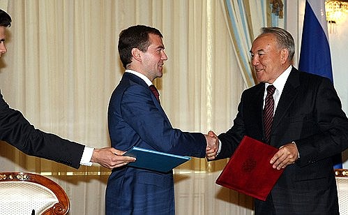 Церемония подписания совместных документов по итогам российско-казахстанских переговоров.