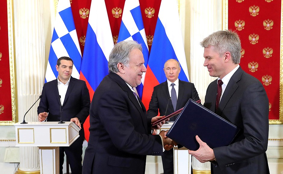 По окончании переговоров состоялся обмен документами, подписанными в ходе визита Премьер-министра Греческой Республики Алексиса Ципраса в Российскую Федерацию.