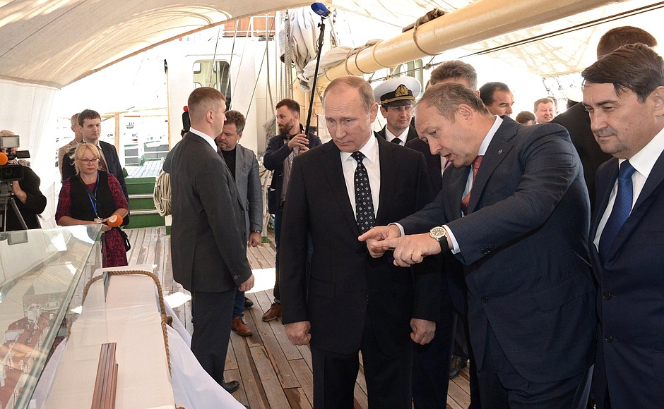While aboard the Nadezhda tall ship, Vladimir Putin viewed Rosmorport and Sovkomflot cargo ship models.