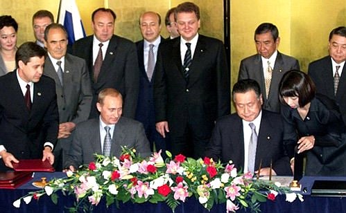 На церемонии подписания российско-японских документов с Премьер-министром Японии Ёсиро Мори.