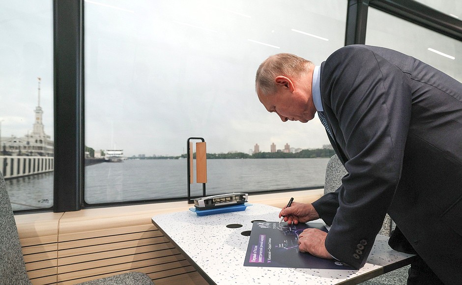 While inspecting the Skhodnya electric riverboat, Vladimir Putin signed a map of the first passenger route for electric riverboat service on the Moskva River.