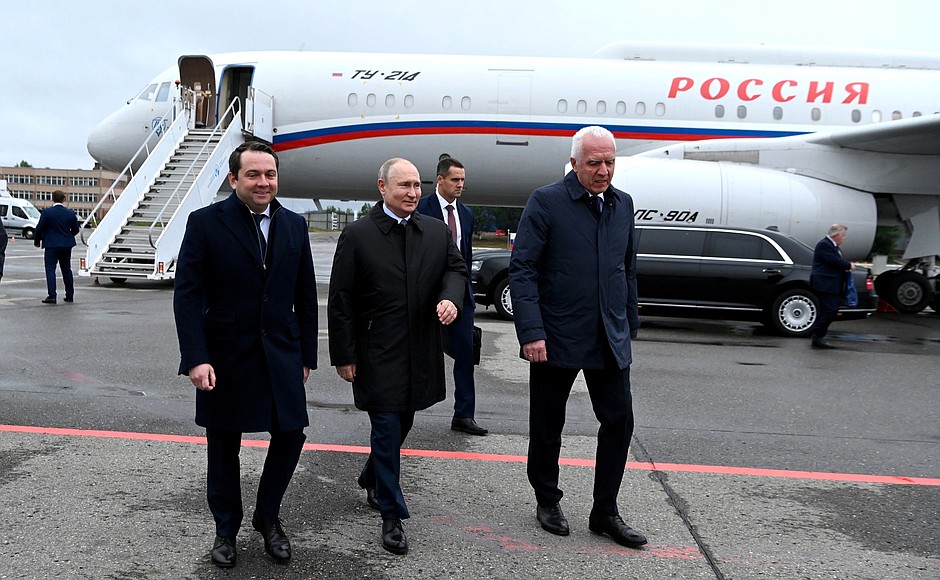 Владимир Путин прибыл в Мурманскую область. С полномочным представителем Президента в СЗФО Александром Гуцаном (справа) и губернатором Мурманской области Андреем Чибисом.