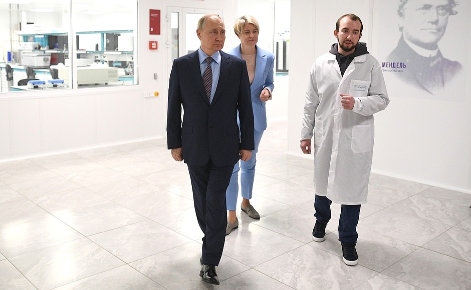 Visiting a laboratory complex at Sirius University of Science and Technology. Andrei Brovin, a junior researcher at the Gene Therapy department of the Research Centre for Translational Medicine at Sirius University of Science and Technology, is giving explanations.