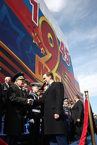 Перед началом Военного парада в честь 63-й годовщины Победы в Великой Отечественной войне.