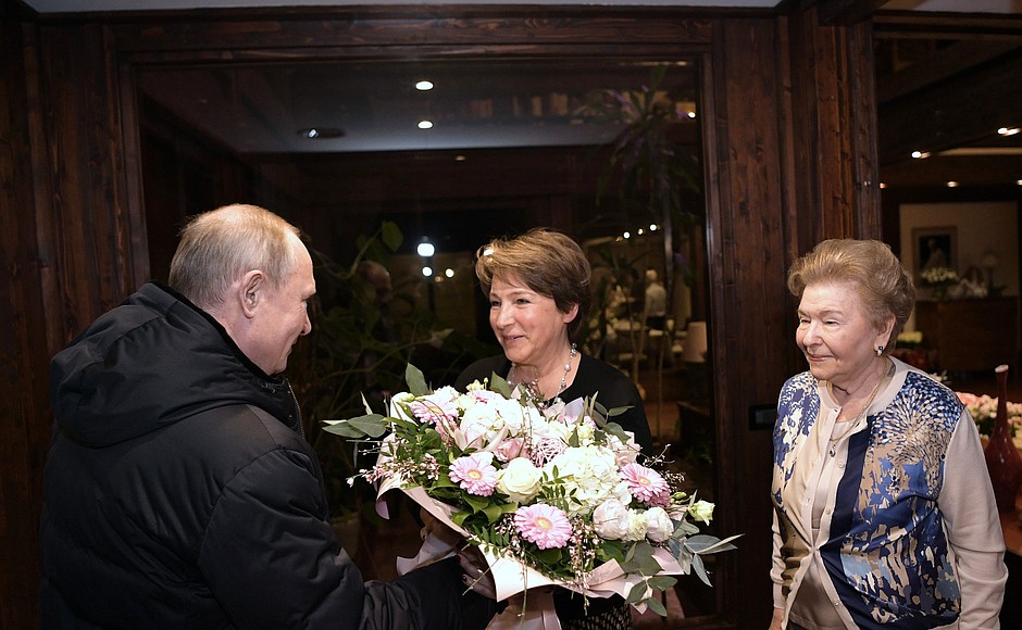 Владимир Путин поздравил Татьяну Юмашеву с Днём рождения. Справа – Наина Ельцина.