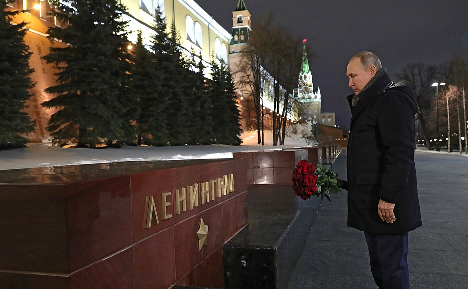 On the day of complete lifting of the siege of Leningrad, the President laid flowers at the Hero City Leningrad memorial plate in the Alexander Garden.