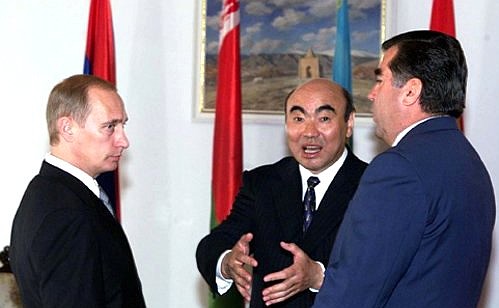 С Президентом Киргизии Аскаром Акаевым и Президентом Таджикистана Эмомали Рахмоновым (справа).