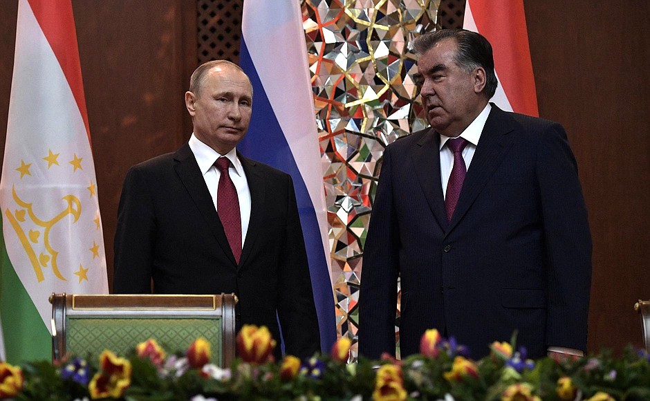 Before the signing ceremony following Russian-Tajikistani talks. With President of Tajikistan Emomali Rahmon.