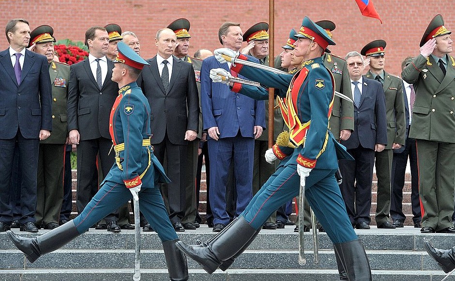 On the Day of Memory and Grief, Vladimir Putin laid a wreath at the Tomb on the Unknown Soldier by the Kremlin wall. The wreath-laying ceremony was concluded with a solemn parade by the Moscow garrison troops.