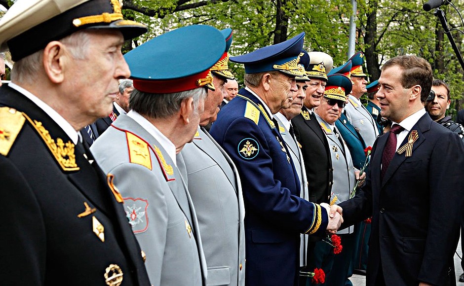 С ветеранами на церемонии возложения венка к Могиле Неизвестного Солдата.