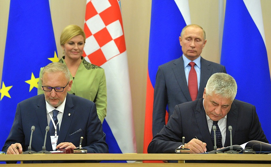 Signing of bilateral documents following Russian-Croatian talks.