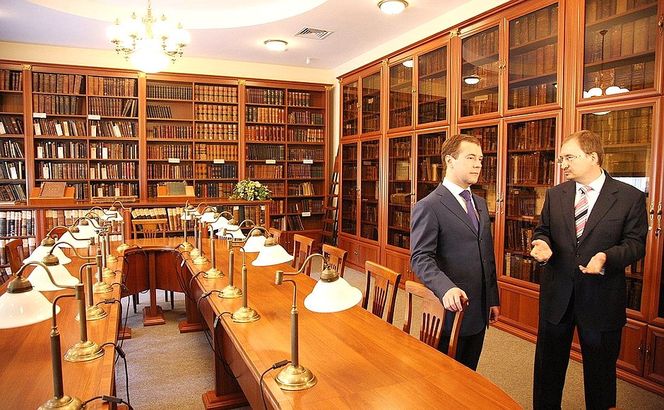С ректором университета, деканом юридического факультета Николаем Кропачевым в библиотеке юрфака.