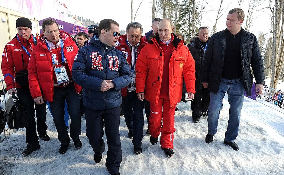 Посещение соревнований по лыжным гонкам в лыжно-биатлонном комплексе «Лаура». С Председателем Правительства Дмитрием Медведевым и Министром спорта, туризма и молодёжной политики Виталием Мутко.