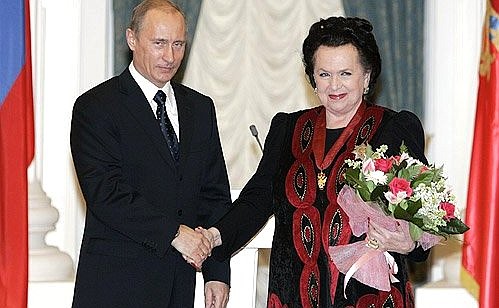 Awarding state decorations. Singer Galina Vishnevskaya receives the Order for Services to the Fatherland second class.