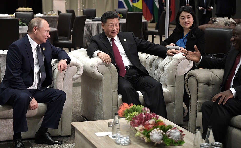 С Председателем КНР Си Цзиньпином перед началом саммита БРИКС.