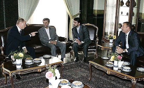 With the President of Iran, Mahmoud Ahmadinejad. On the right, the President of Azerbaijan, Ilham Aliev.