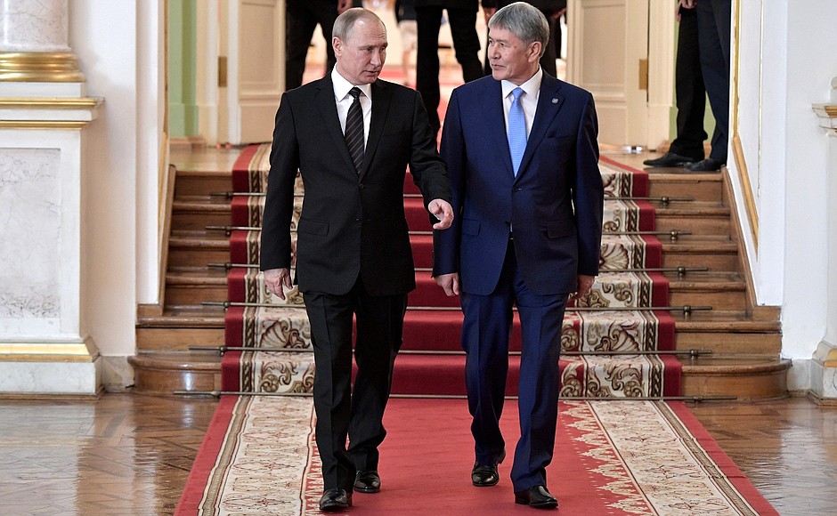 С Президентом Киргизии Алмазбеком Атамбаевым перед началом российско-киргизских переговоров.