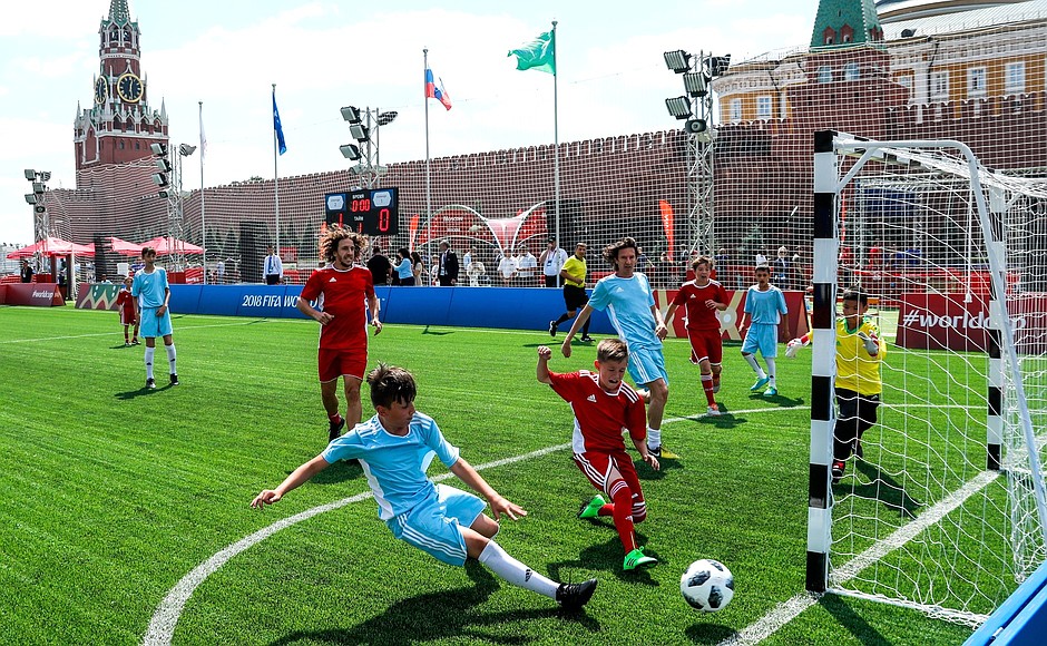 Дружеский матч с участием легенд мирового футбола и юных игроков красноярского футбольного клуба «Тотем».