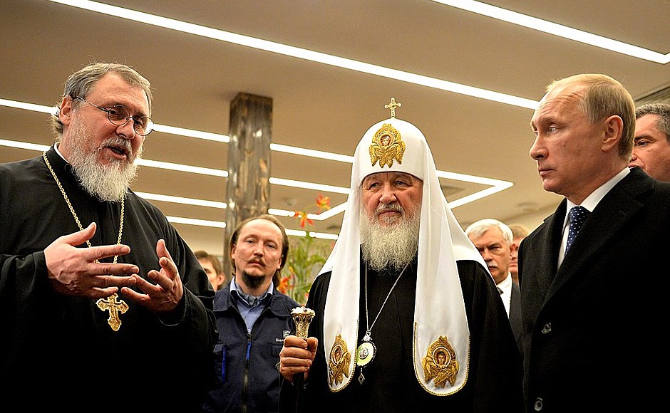 Visiting the Church of St Sergius of Radonezh in Tsarskoye Selo. Vladimir Putin saw the exhibition Guards Riflemen at the Service of Their Fatherland. With Patriarch of Moscow and All Russia Kirill (centre) and the church’s rector, Father Gennady.