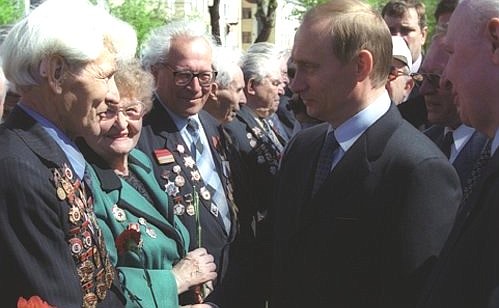 Встреча с ветеранами Великой Отечественной войны в сквере Танкистов.
