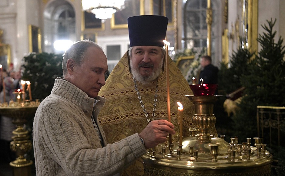 В Рождественскую ночь Владимир Путин присутствовал на богослужении в Спасо-Преображенском соборе в Санкт-Петербурге. С настоятелем собора Николаем Брындиным.