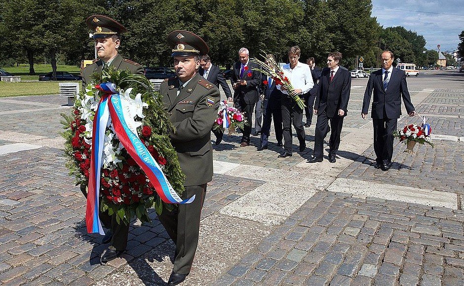 Laying flowers at the monument to Soviet soldiers who liberated Riga from Nazi occupants.